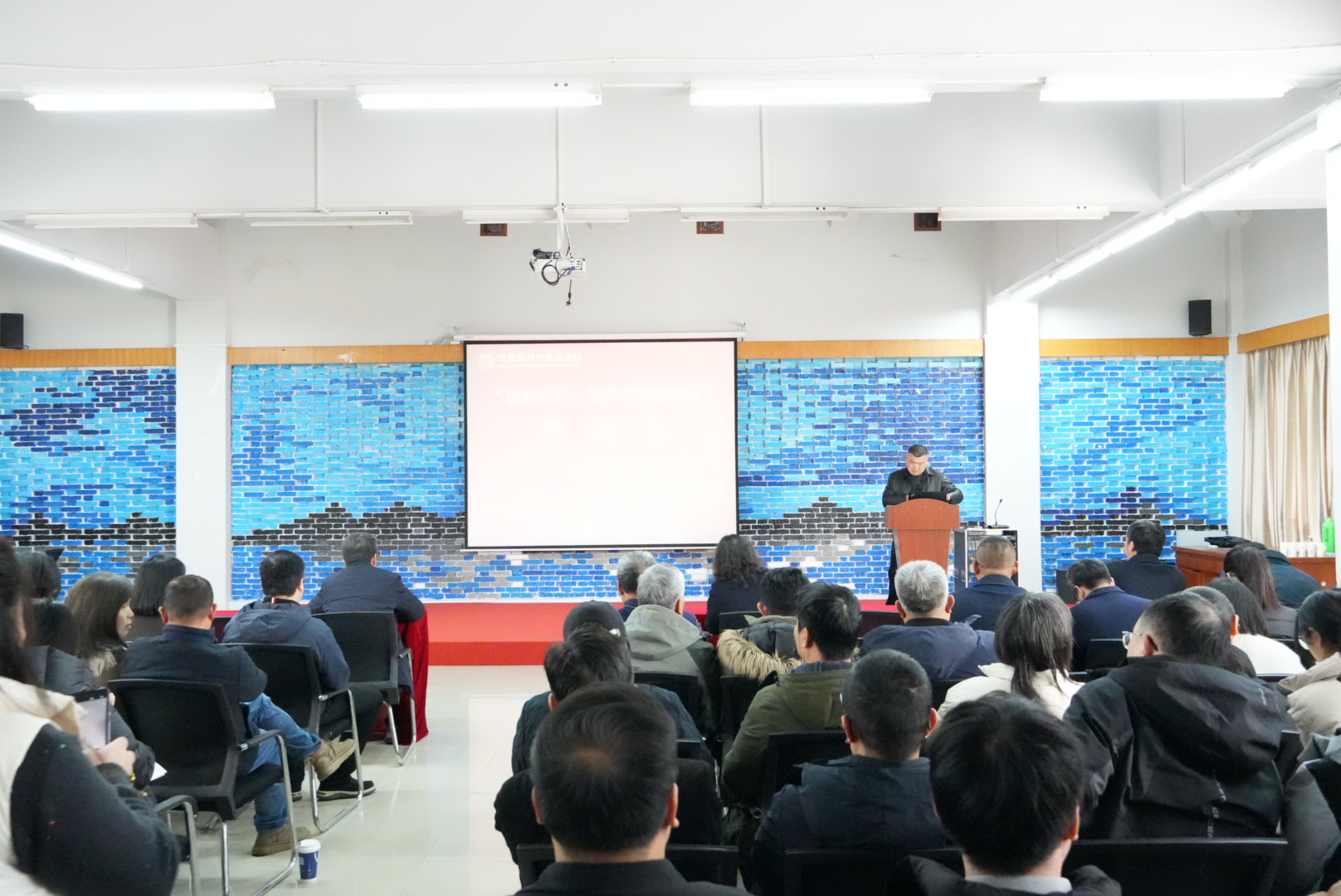 太阳集团2138网址召开新学期教职工大会暨欢送会、迎新会